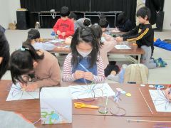 子どもたちが工作に挑戦　新得町図書館で教室 2