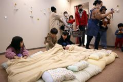 ぬいぐるみを寝かしつける子どもら