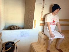 セルフロウリュを体験する池田支配人
