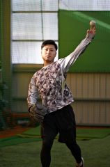 母校の白樺学園高で自主トレに励む牧野（須貝拓也撮影）