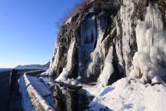 氷結した水の流れが岩肌を覆っているフンベの滝（１３日午前７時５０分ごろ）