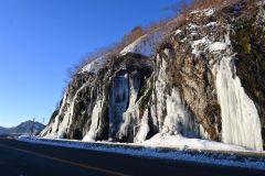 「氷瀑」姿を現す　広尾・フンベの滝