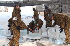 レーンを減らした滑り台づくりに取り組む自衛隊員たち（１１日）