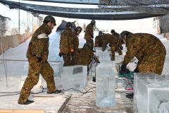 レーンを減らした滑り台づくりに取り組む自衛隊員たち（１１日）