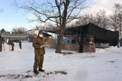 １日にまとまった雪が搬入されたが、雪不足に苦慮する「おびひろ氷まつり」の開場。陸上自衛隊が準備作業に汗を流す。右は滑り台（１１日）