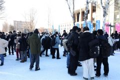 構内で開場を待つ受験生ら(13日午前8時半ごろ。帯広畜産大学で。平栗玲香通信員撮影)