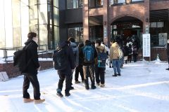 開場に入る受験生(13日午前8時半ごろ。帯広畜産大学で。平栗玲香通信員撮影)