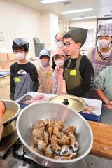 大きなタラをさばけたよ　広尾で子ども料理教室 4