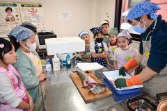 大きなタラをさばけたよ　広尾で子ども料理教室 6