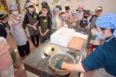 大きなタラをさばけたよ　広尾で子ども料理教室 7