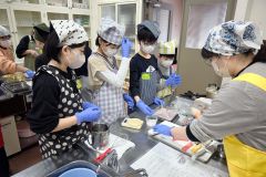 大きなタラをさばけたよ　広尾で子ども料理教室 8