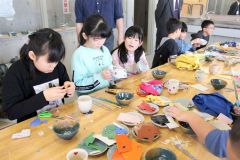 オリジナルの茶わんを製作　鹿追・神田日勝記念美術館子どもＷＳ 2