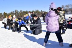 盛り上がりを見せた雪上綱引き
