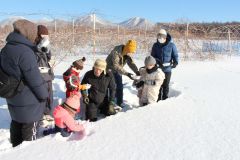 雪を観察する参加者