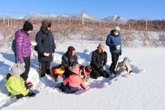 雪を観察する参加者