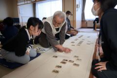 下の句歌留多に挑戦する子どもら（左から２人目が島田会長）