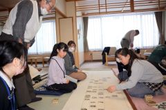 下の句歌留多に挑戦する子どもら（左から２人目が島田会長）