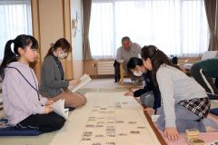 下の句歌留多に挑戦する子どもら（左から３人目が大熊さん）
