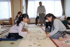 下の句歌留多に挑戦する子どもら（左から３人目が大熊さん）