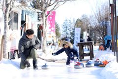 カーリングを楽しむ参加者ら