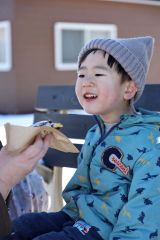 食事も楽しむ子ども