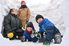 完成したイグルー内で暖かさを実感する参加者たち