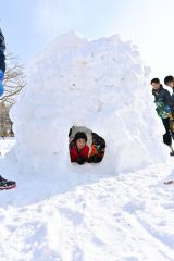 イグルーから顔をのぞかせる子どもたち（１４日午前１１時半ごろ）