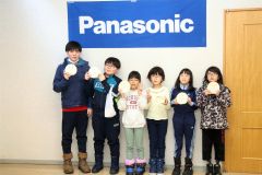 組み立てた太陽光発電の照明を手にする子どもたち