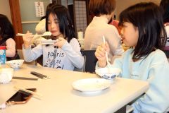 つきたての餅を食べる参加者
