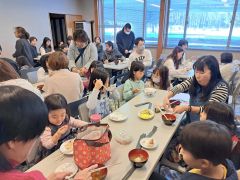 つきたての餅を食べる参加者