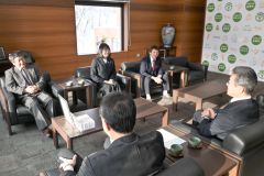 福地教育長（手前右）を表敬訪問した市山さん（奥中央）と名内会長（同左）、橋本専務理事（同右）