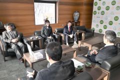 福地教育長（手前右）を表敬訪問した市山さん（奥中央）と名内会長（同左）、橋本専務理事（同右）