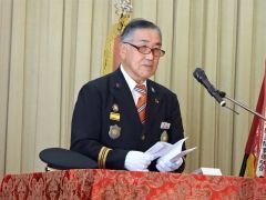 あいさつする五十嵐団長
