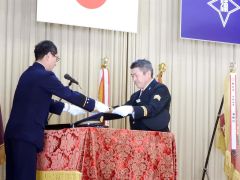 特別功労章を受けた元木一彦さん（右）
