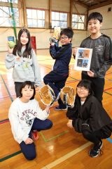 大谷選手からのグラブを手に笑顔を見せる幕別札内北小の児童（１５日午前９時５５分ごろ、助川かおる通信員撮影）