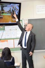 陸別中学生に歩んできた人生を語る本田町長