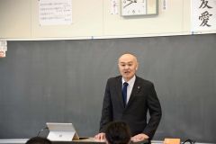 陸別中学生に歩んできた人生を語る本田町長