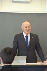 陸別中学生に歩んできた人生を語る本田町長