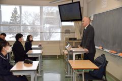 陸別中学生に歩んできた人生を語る本田町長（右）