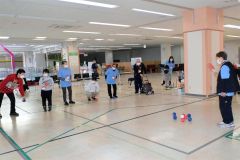 ボッチャを楽しむ参加者