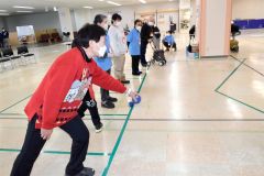 ボッチャを楽しむ参加者