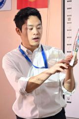 英語を教える川合さん