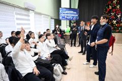 ビシュケク第２４番学校で子どもたちと交流する日本の教師