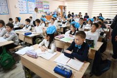 授業を受けるビシュケク第２４番学校の子どもたち