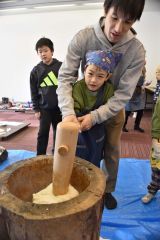 臼と杵で餅つきを楽しむ子どもたち