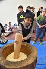 臼と杵で餅つきを楽しむ子どもたち