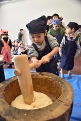 臼と杵で餅つきを楽しむ子どもたち