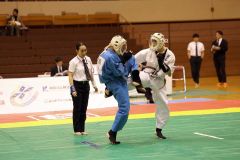 【Ｕ１６男子６０キロ以下】得意のキックで相手を攻め立てる木藤真阿（右）