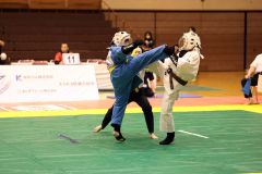【Ｕ１３女子４４キロ以下】１回戦で右ハイキックによる効果１を奪い、全国初勝利を挙げた木藤芳葉（左）
