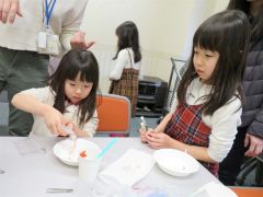 スケルトンリーフ作りに挑戦する参加者
